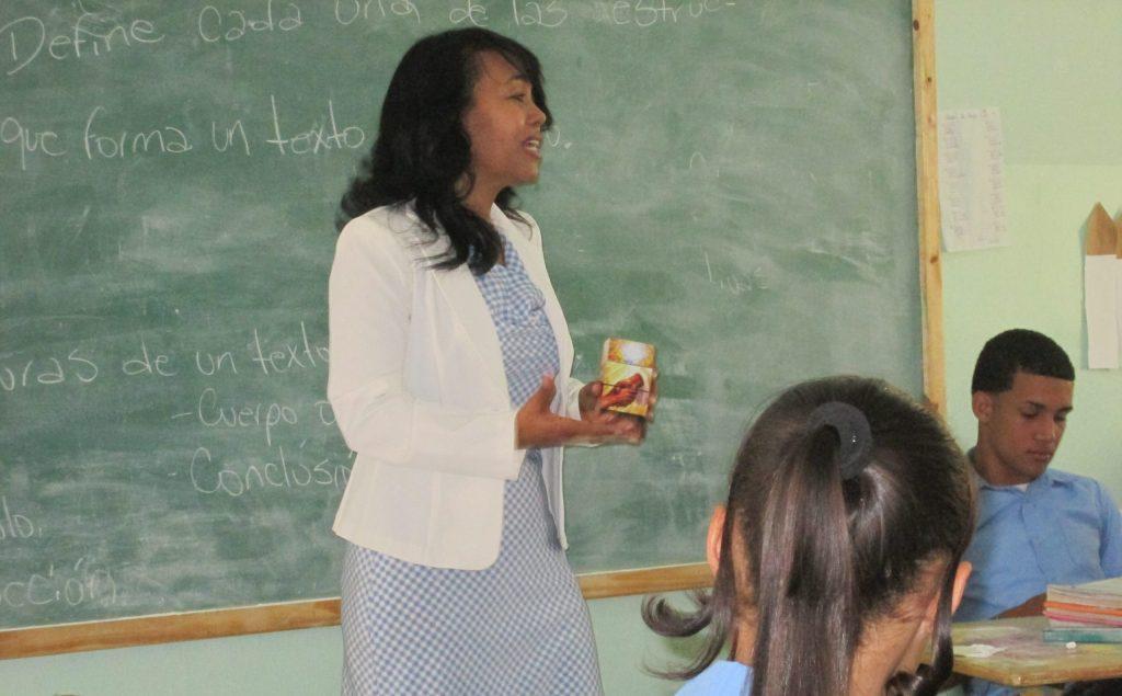 Margarita Gomera, directora de PALFCRIS, enseña a alumnos de una escuela pública