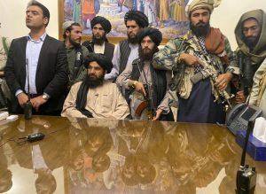 Talibanes en Palacio Afganistan